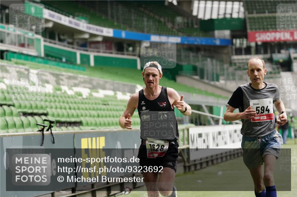 05.10.2025 - 20. swb-Marathon Bremen Michael Burmester http://msf.ph/oto/9323692 05.10.2025 12:06:30 Laufen im Stadion 282, 485, 594, 680, 1233, 1628 meine-sportfotos.de