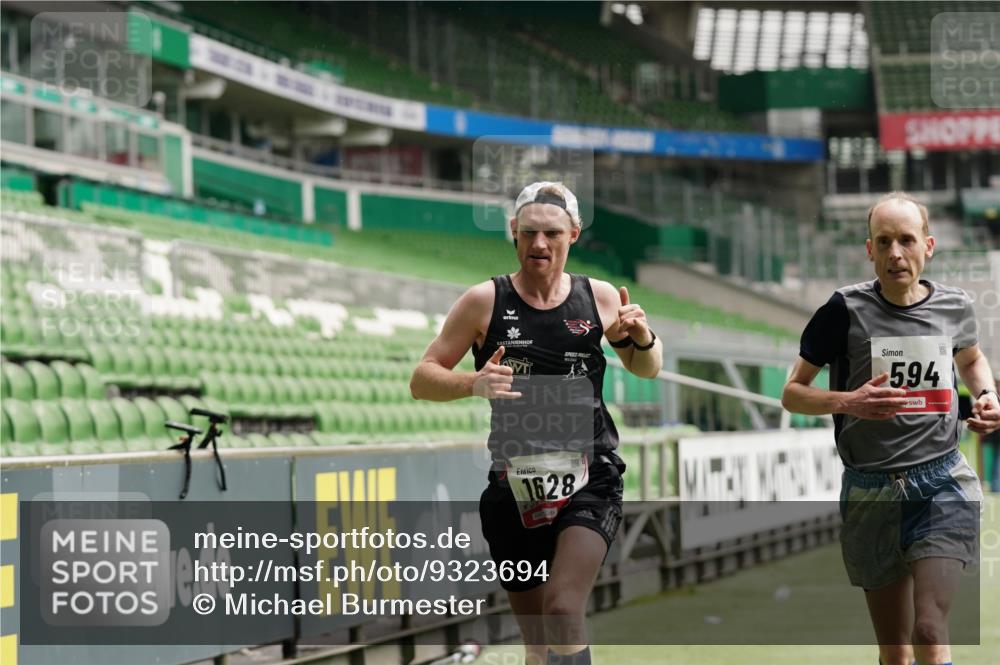 05.10.2025 - 20. swb-Marathon Bremen Michael Burmester http://msf.ph/oto/9323694 05.10.2025 12:06:30 Laufen im Stadion 282, 485, 594, 680, 1233, 1628 meine-sportfotos.de