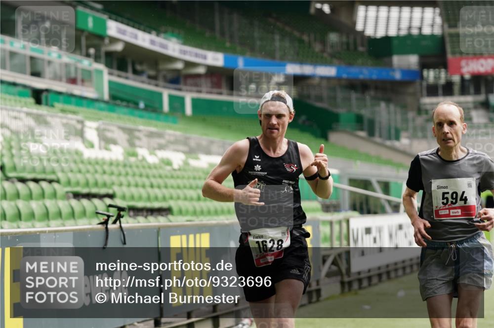 05.10.2025 - 20. swb-Marathon Bremen Michael Burmester http://msf.ph/oto/9323696 05.10.2025 12:06:30 Laufen im Stadion 282, 485, 594, 680, 1233, 1628 meine-sportfotos.de