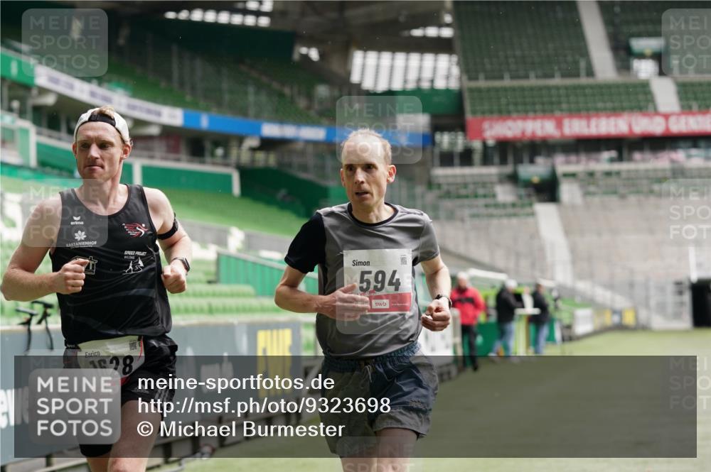 05.10.2025 - 20. swb-Marathon Bremen Michael Burmester http://msf.ph/oto/9323698 05.10.2025 12:06:31 Laufen im Stadion 282, 485, 594, 680, 1233, 1628 meine-sportfotos.de