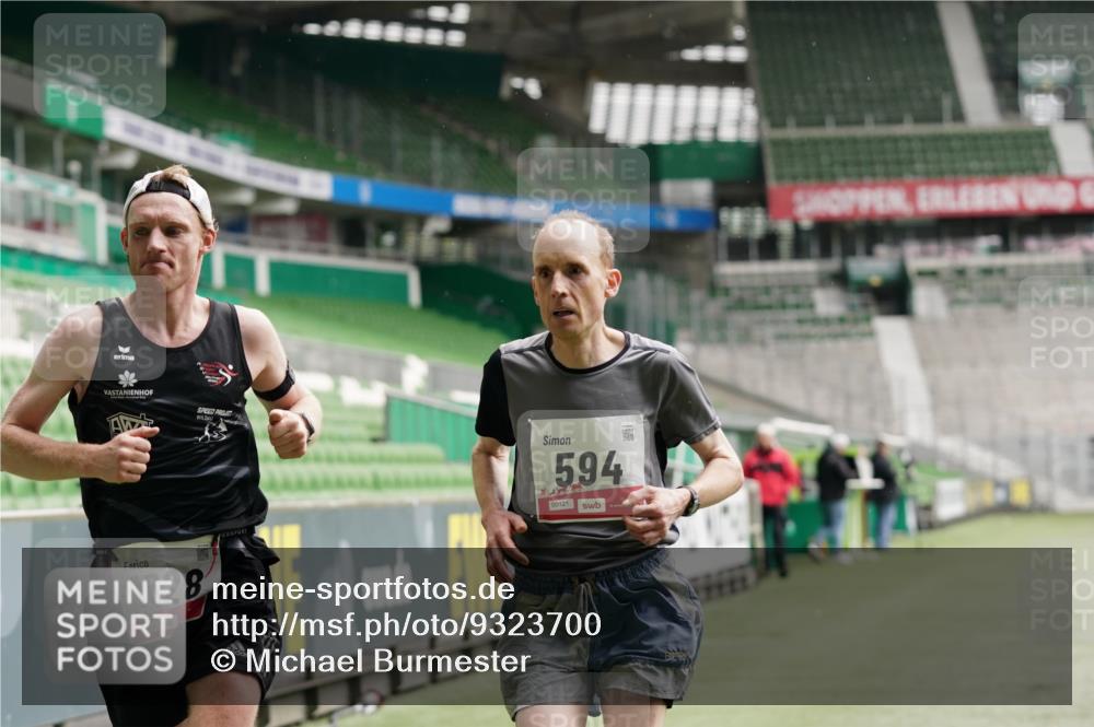 05.10.2025 - 20. swb-Marathon Bremen Michael Burmester http://msf.ph/oto/9323700 05.10.2025 12:06:31 Laufen im Stadion 282, 485, 594, 680, 1233, 1628 meine-sportfotos.de