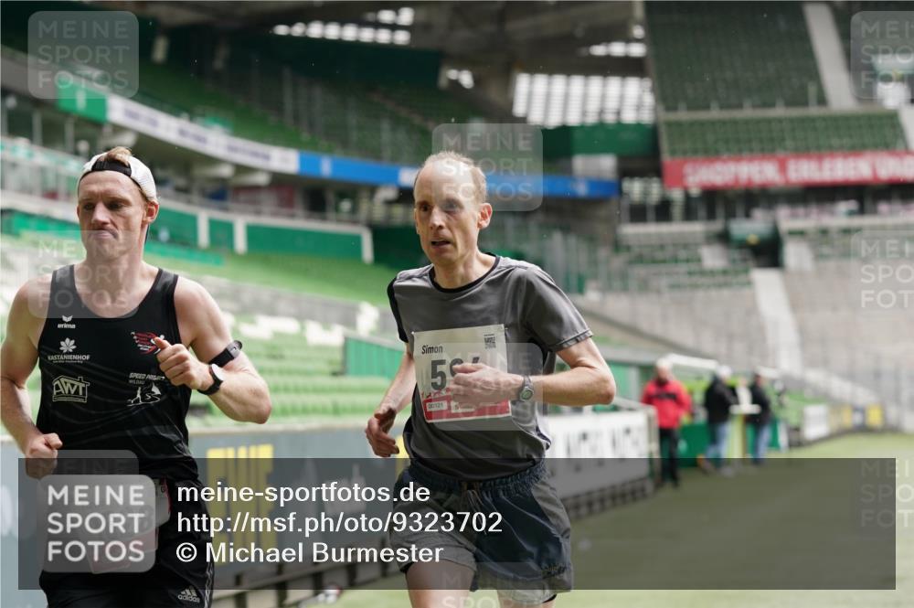 05.10.2025 - 20. swb-Marathon Bremen Michael Burmester http://msf.ph/oto/9323702 05.10.2025 12:06:31 Laufen im Stadion 282, 485, 594, 680, 1233, 1628 meine-sportfotos.de
