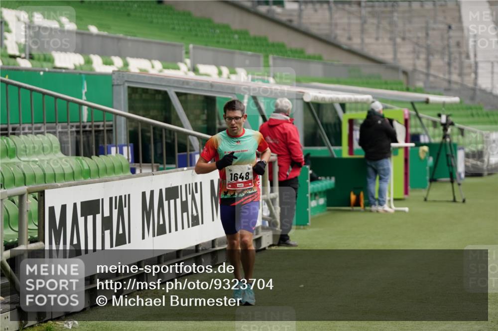 05.10.2025 - 20. swb-Marathon Bremen Michael Burmester http://msf.ph/oto/9323704 05.10.2025 12:08:17 Laufen im Stadion 1648 meine-sportfotos.de