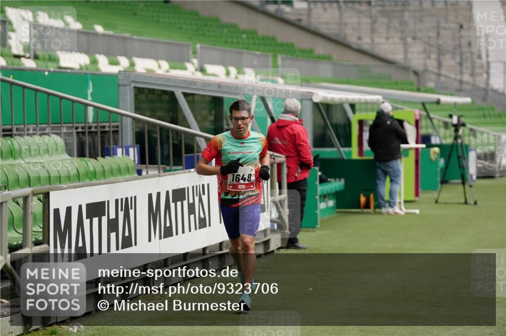 05.10.2025 - 20. swb-Marathon Bremen Michael Burmester http://msf.ph/oto/9323706 05.10.2025 12:08:17 Laufen im Stadion 1648 meine-sportfotos.de