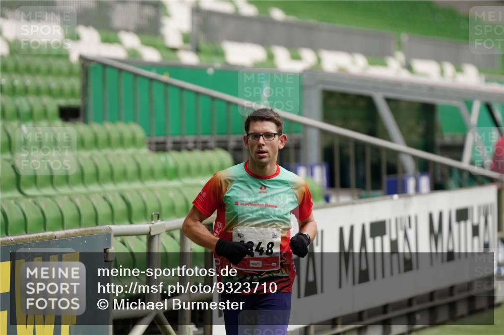 05.10.2025 - 20. swb-Marathon Bremen Michael Burmester http://msf.ph/oto/9323710 05.10.2025 12:08:19 Laufen im Stadion 1357, 1648 meine-sportfotos.de