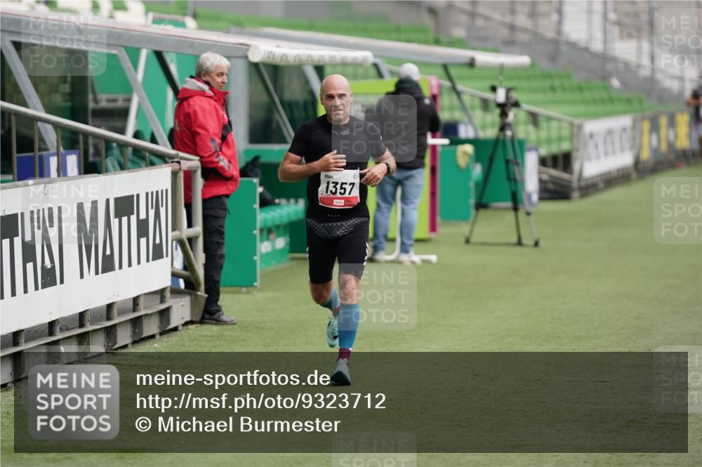 05.10.2025 - 20. swb-Marathon Bremen Michael Burmester http://msf.ph/oto/9323712 05.10.2025 12:08:26 Laufen im Stadion 1357, 1648 meine-sportfotos.de