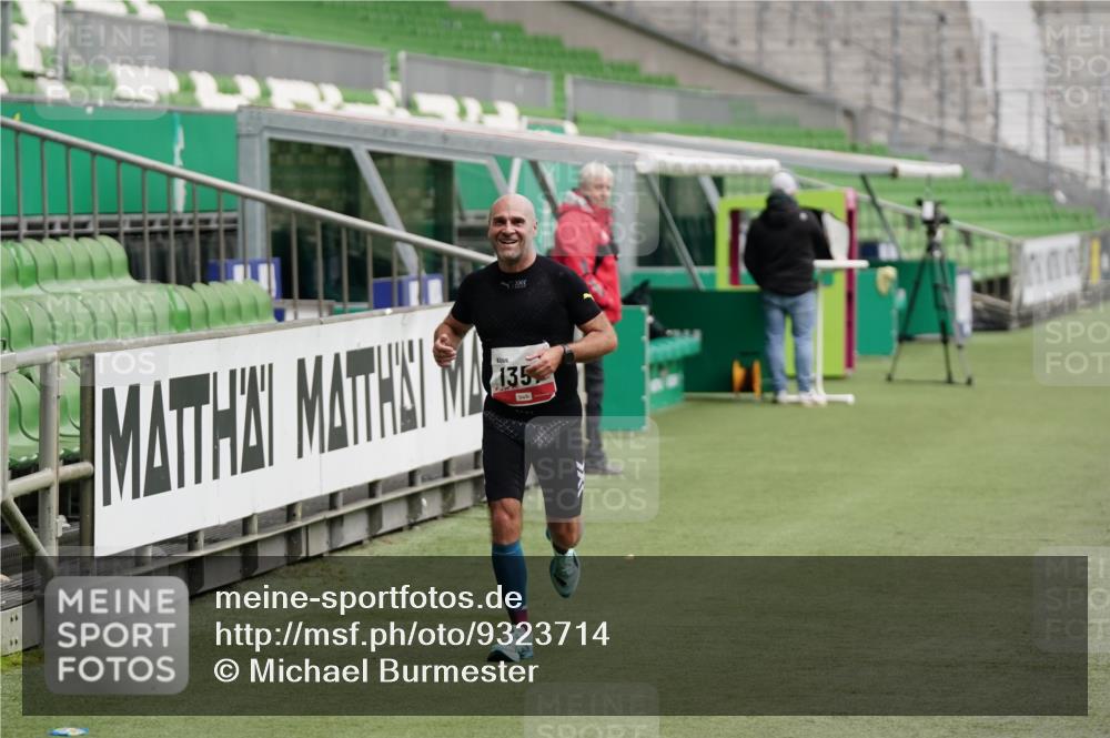 05.10.2025 - 20. swb-Marathon Bremen Michael Burmester http://msf.ph/oto/9323714 05.10.2025 12:08:28 Laufen im Stadion 1357, 1648 meine-sportfotos.de