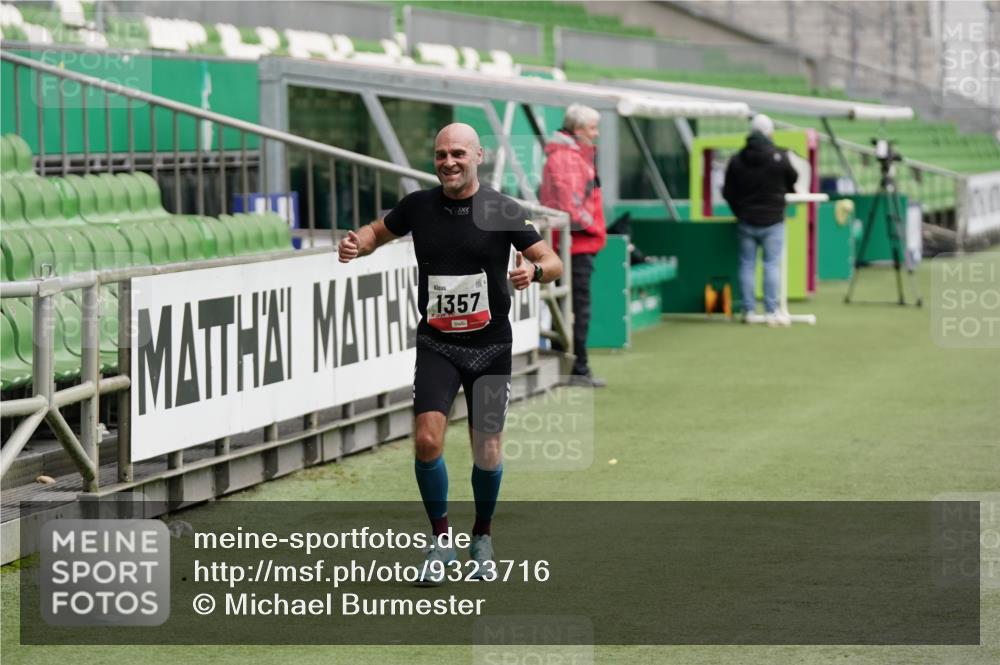 05.10.2025 - 20. swb-Marathon Bremen Michael Burmester http://msf.ph/oto/9323716 05.10.2025 12:08:29 Laufen im Stadion 1357, 1648 meine-sportfotos.de