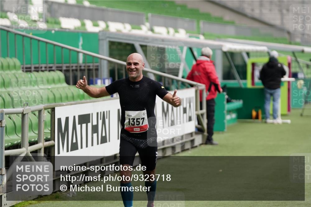 05.10.2025 - 20. swb-Marathon Bremen Michael Burmester http://msf.ph/oto/9323718 05.10.2025 12:08:29 Laufen im Stadion 1357, 1648 meine-sportfotos.de