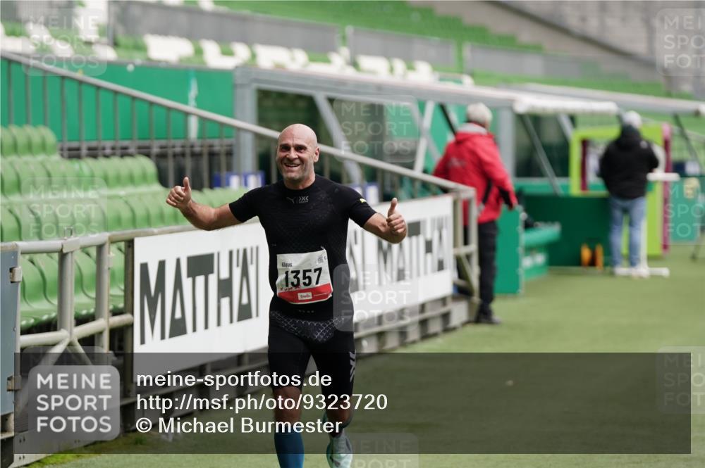 05.10.2025 - 20. swb-Marathon Bremen Michael Burmester http://msf.ph/oto/9323720 05.10.2025 12:08:29 Laufen im Stadion 1357, 1648 meine-sportfotos.de