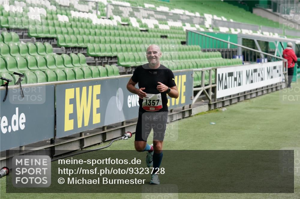 05.10.2025 - 20. swb-Marathon Bremen Michael Burmester http://msf.ph/oto/9323728 05.10.2025 12:08:32 Laufen im Stadion 1357, 1648 meine-sportfotos.de