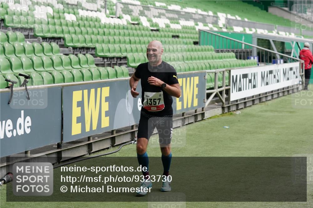 05.10.2025 - 20. swb-Marathon Bremen Michael Burmester http://msf.ph/oto/9323730 05.10.2025 12:08:32 Laufen im Stadion 1357, 1648 meine-sportfotos.de