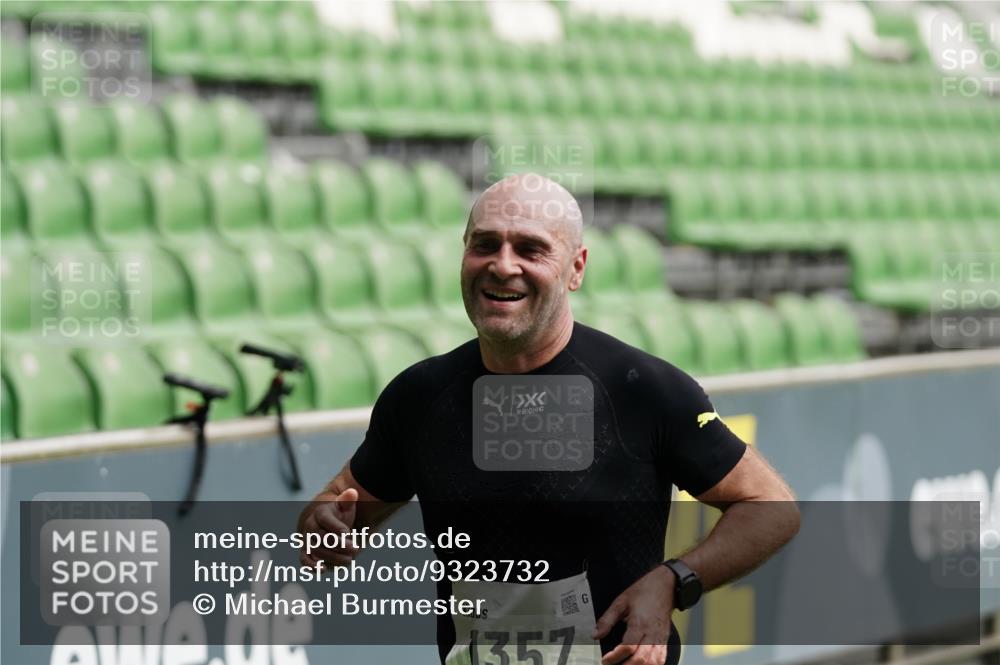 05.10.2025 - 20. swb-Marathon Bremen Michael Burmester http://msf.ph/oto/9323732 05.10.2025 12:08:33 Laufen im Stadion 1357, 1648 meine-sportfotos.de