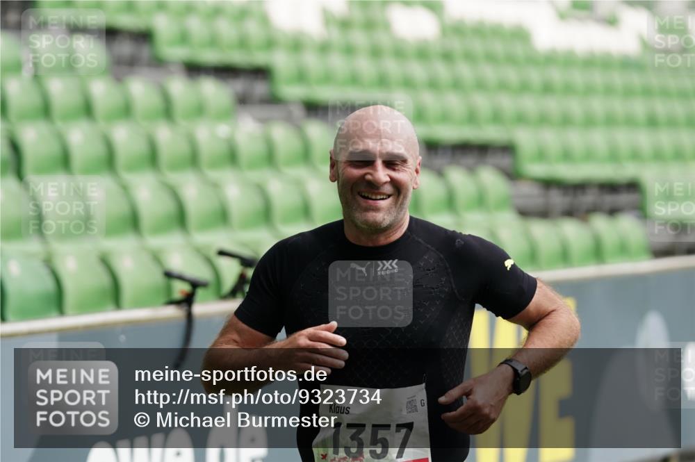 05.10.2025 - 20. swb-Marathon Bremen Michael Burmester http://msf.ph/oto/9323734 05.10.2025 12:08:33 Laufen im Stadion 1357, 1648 meine-sportfotos.de