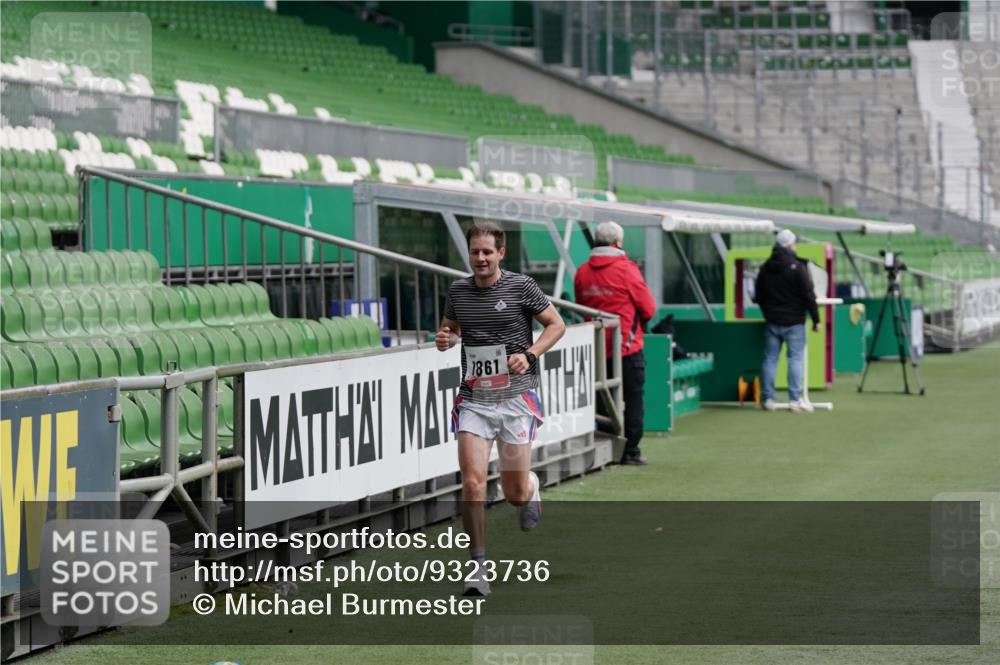 05.10.2025 - 20. swb-Marathon Bremen Michael Burmester http://msf.ph/oto/9323736 05.10.2025 12:08:46 Laufen im Stadion 1357, 1648, 1861 meine-sportfotos.de
