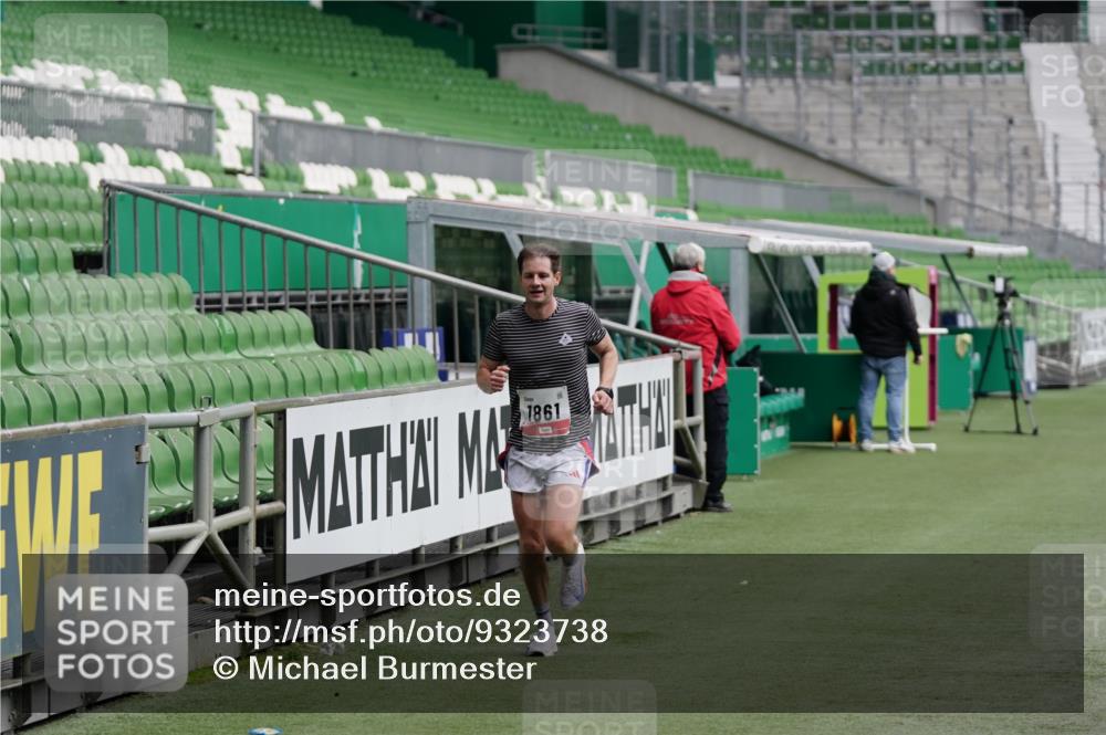 05.10.2025 - 20. swb-Marathon Bremen Michael Burmester http://msf.ph/oto/9323738 05.10.2025 12:08:46 Laufen im Stadion 1357, 1648, 1861 meine-sportfotos.de