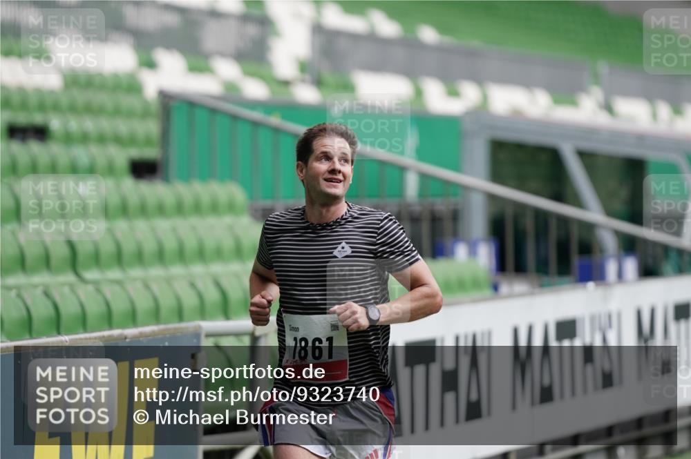 05.10.2025 - 20. swb-Marathon Bremen Michael Burmester http://msf.ph/oto/9323740 05.10.2025 12:08:48 Laufen im Stadion 1357, 1648, 1861 meine-sportfotos.de