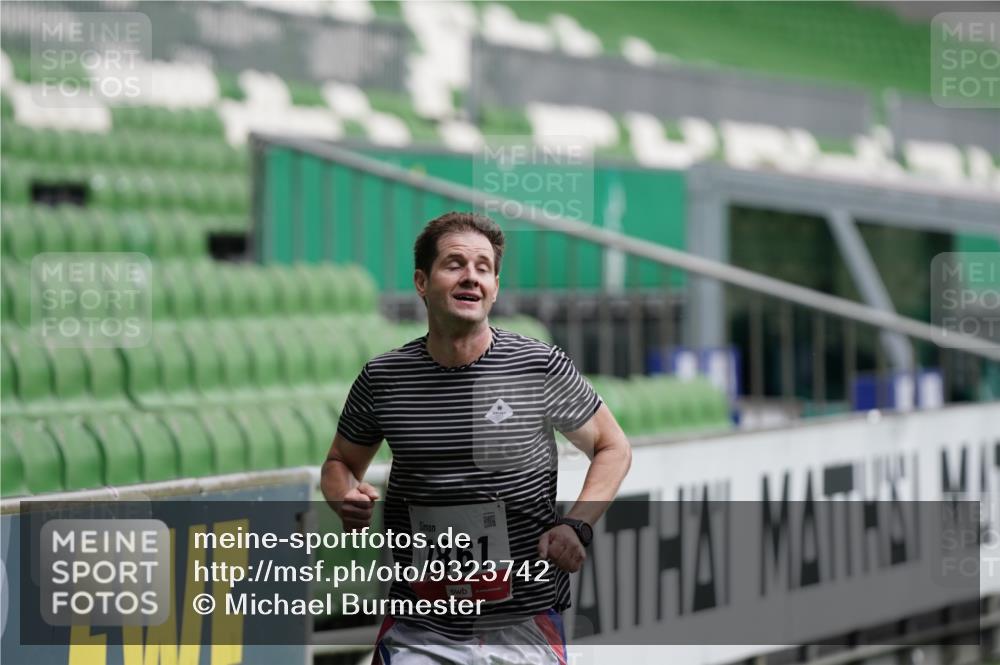 05.10.2025 - 20. swb-Marathon Bremen Michael Burmester http://msf.ph/oto/9323742 05.10.2025 12:08:48 Laufen im Stadion 1357, 1648, 1861 meine-sportfotos.de