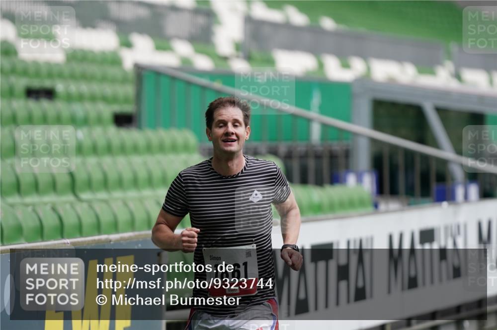 05.10.2025 - 20. swb-Marathon Bremen Michael Burmester http://msf.ph/oto/9323744 05.10.2025 12:08:48 Laufen im Stadion 1357, 1648, 1861 meine-sportfotos.de