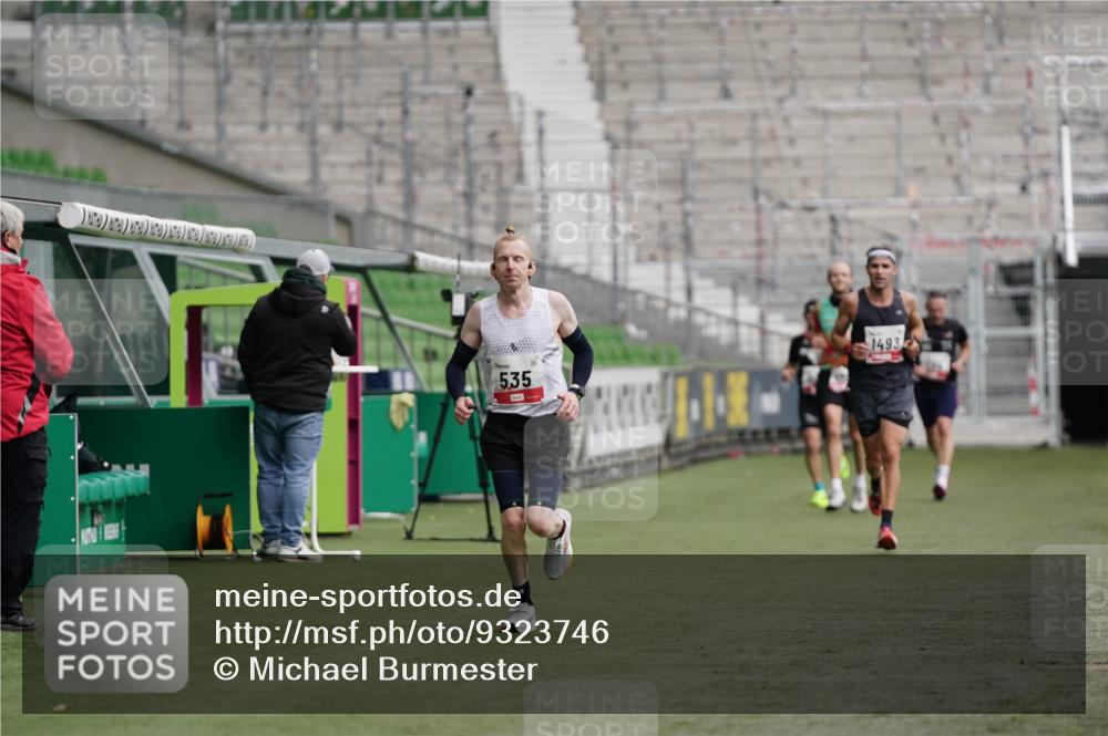 05.10.2025 - 20. swb-Marathon Bremen Michael Burmester http://msf.ph/oto/9323746 05.10.2025 12:09:15 Laufen im Stadion 535, 1357, 1493, 1861, 1648 meine-sportfotos.de