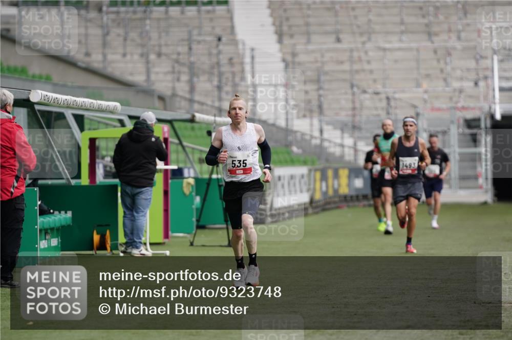 05.10.2025 - 20. swb-Marathon Bremen Michael Burmester http://msf.ph/oto/9323748 05.10.2025 12:09:15 Laufen im Stadion 535, 1357, 1493, 1861, 1648 meine-sportfotos.de