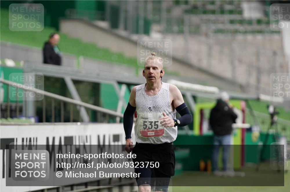 05.10.2025 - 20. swb-Marathon Bremen Michael Burmester http://msf.ph/oto/9323750 05.10.2025 12:09:20 Laufen im Stadion 535, 1083, 1493, 1730, 1861, 1357, 1648 meine-sportfotos.de