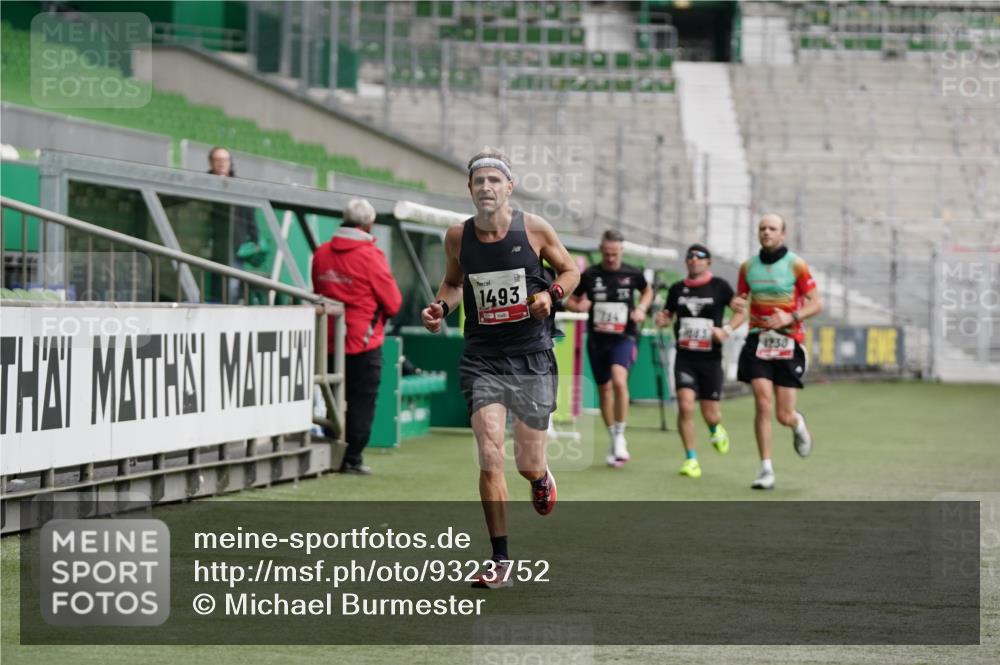 05.10.2025 - 20. swb-Marathon Bremen Michael Burmester http://msf.ph/oto/9323752 05.10.2025 12:09:24 Laufen im Stadion 535, 784, 1083, 1493, 1730, 1861, 1357, 1648 meine-sportfotos.de
