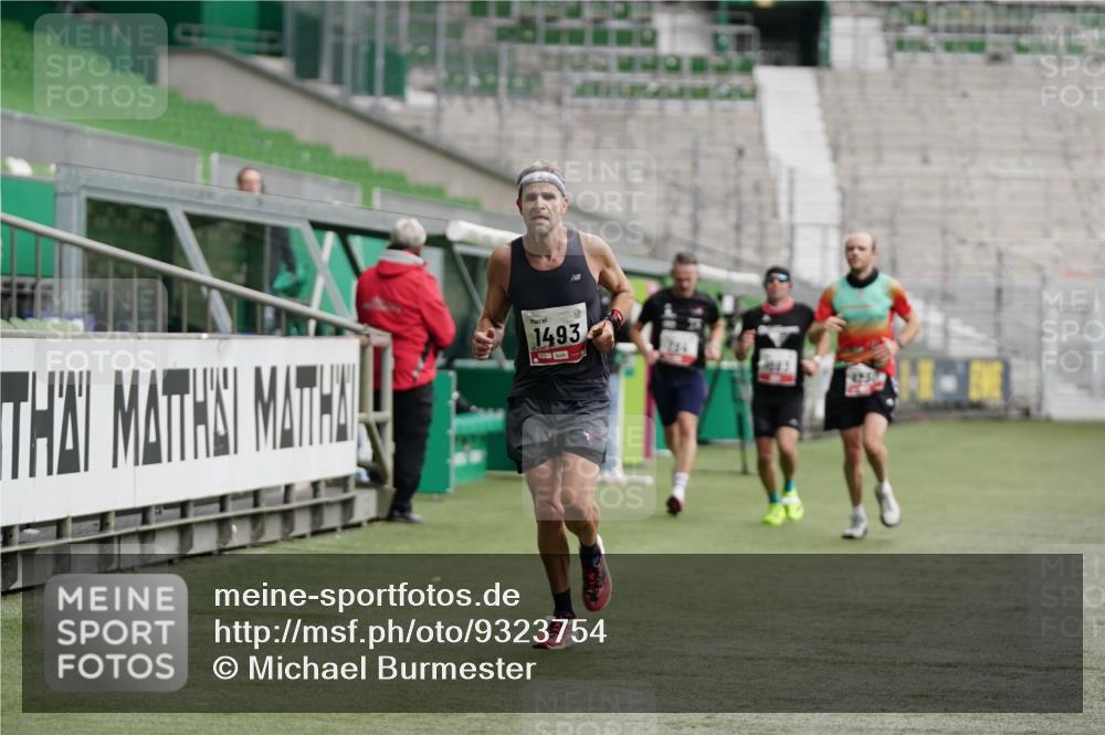 05.10.2025 - 20. swb-Marathon Bremen Michael Burmester http://msf.ph/oto/9323754 05.10.2025 12:09:24 Laufen im Stadion 535, 784, 1083, 1493, 1730, 1861, 1357, 1648 meine-sportfotos.de