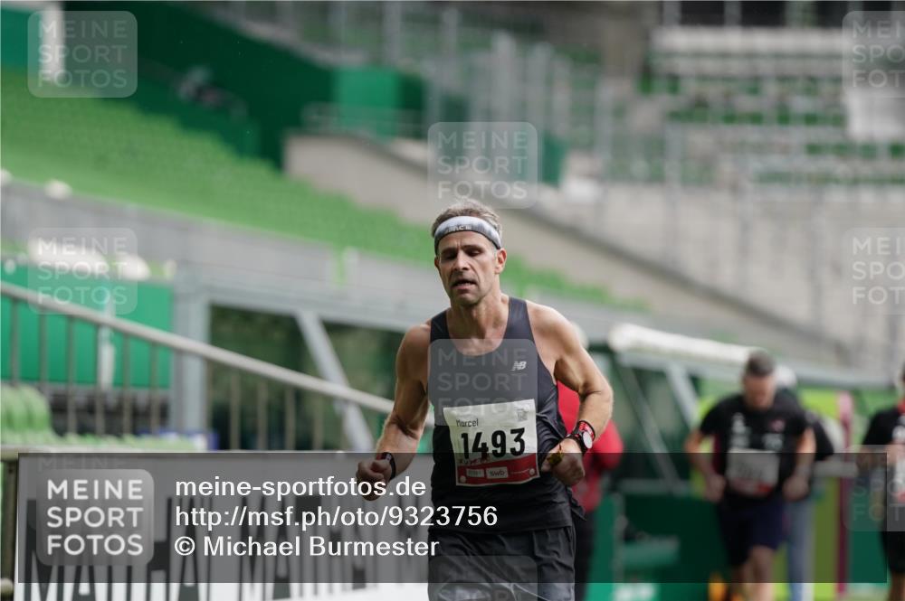 05.10.2025 - 20. swb-Marathon Bremen Michael Burmester http://msf.ph/oto/9323756 05.10.2025 12:09:25 Laufen im Stadion 535, 784, 1083, 1493, 1730, 1861, 1357, 1648 meine-sportfotos.de