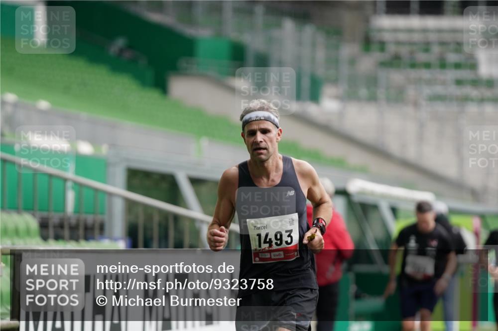 05.10.2025 - 20. swb-Marathon Bremen Michael Burmester http://msf.ph/oto/9323758 05.10.2025 12:09:25 Laufen im Stadion 535, 784, 1083, 1493, 1730, 1861, 1357, 1648 meine-sportfotos.de