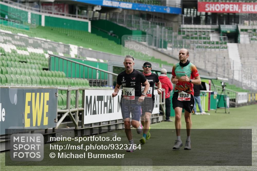 05.10.2025 - 20. swb-Marathon Bremen Michael Burmester http://msf.ph/oto/9323764 05.10.2025 12:09:29 Laufen im Stadion 535, 784, 1083, 1493, 1730, 1861, 1357 meine-sportfotos.de