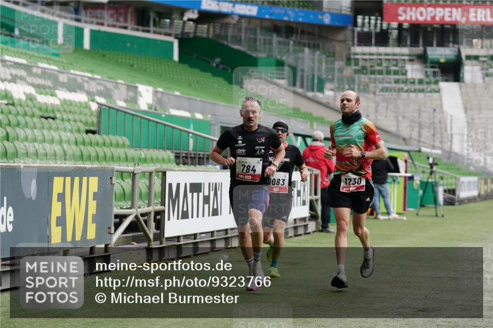 05.10.2025 - 20. swb-Marathon Bremen Michael Burmester http://msf.ph/oto/9323766 05.10.2025 12:09:29 Laufen im Stadion 535, 784, 1083, 1493, 1730, 1861, 1357 meine-sportfotos.de