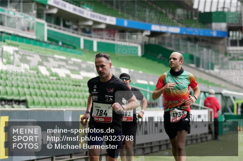 05.10.2025 - 20. swb-Marathon Bremen Michael Burmester http://msf.ph/oto/9323768 05.10.2025 12:09:31 Laufen im Stadion 535, 784, 1083, 1493, 1730, 1861, 1357 meine-sportfotos.de