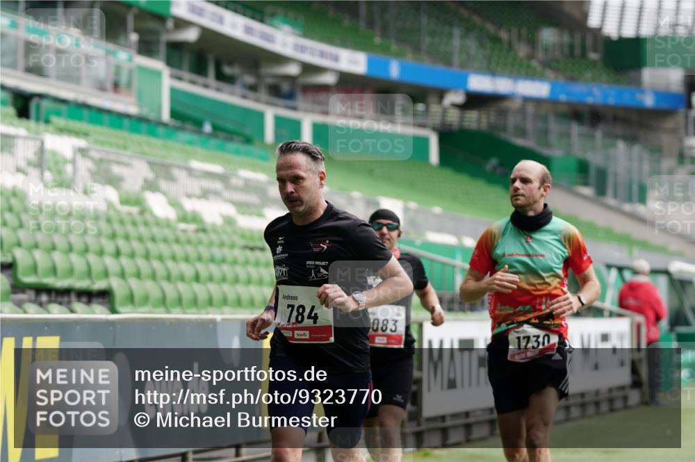 05.10.2025 - 20. swb-Marathon Bremen Michael Burmester http://msf.ph/oto/9323770 05.10.2025 12:09:31 Laufen im Stadion 535, 784, 1083, 1493, 1730, 1861, 1357 meine-sportfotos.de