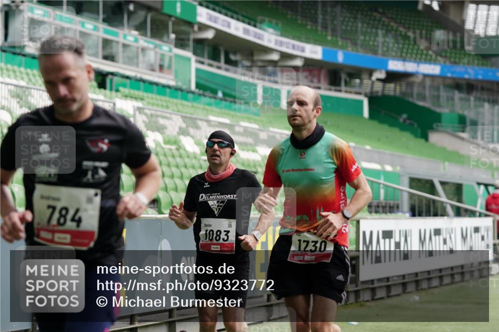 05.10.2025 - 20. swb-Marathon Bremen Michael Burmester http://msf.ph/oto/9323772 05.10.2025 12:09:32 Laufen im Stadion 535, 784, 1083, 1493, 1730, 1861, 1357 meine-sportfotos.de