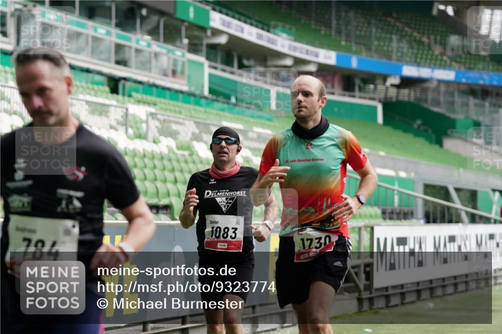 05.10.2025 - 20. swb-Marathon Bremen Michael Burmester http://msf.ph/oto/9323774 05.10.2025 12:09:32 Laufen im Stadion 535, 784, 1083, 1493, 1730, 1861, 1357 meine-sportfotos.de