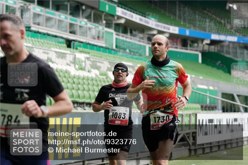 05.10.2025 - 20. swb-Marathon Bremen Michael Burmester http://msf.ph/oto/9323776 05.10.2025 12:09:32 Laufen im Stadion 535, 784, 1083, 1493, 1730, 1861, 1357 meine-sportfotos.de