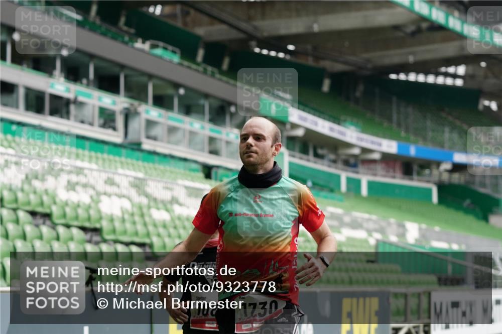 05.10.2025 - 20. swb-Marathon Bremen Michael Burmester http://msf.ph/oto/9323778 05.10.2025 12:09:33 Laufen im Stadion 535, 784, 1083, 1493, 1730, 1861, 1357 meine-sportfotos.de