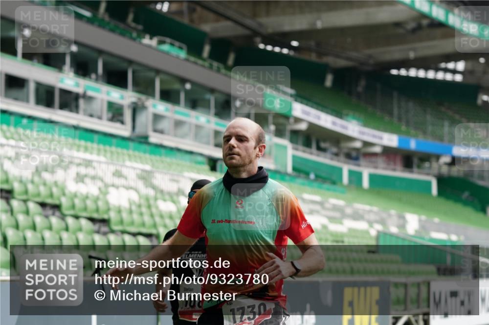 05.10.2025 - 20. swb-Marathon Bremen Michael Burmester http://msf.ph/oto/9323780 05.10.2025 12:09:33 Laufen im Stadion 535, 784, 1083, 1493, 1730, 1861, 1357 meine-sportfotos.de