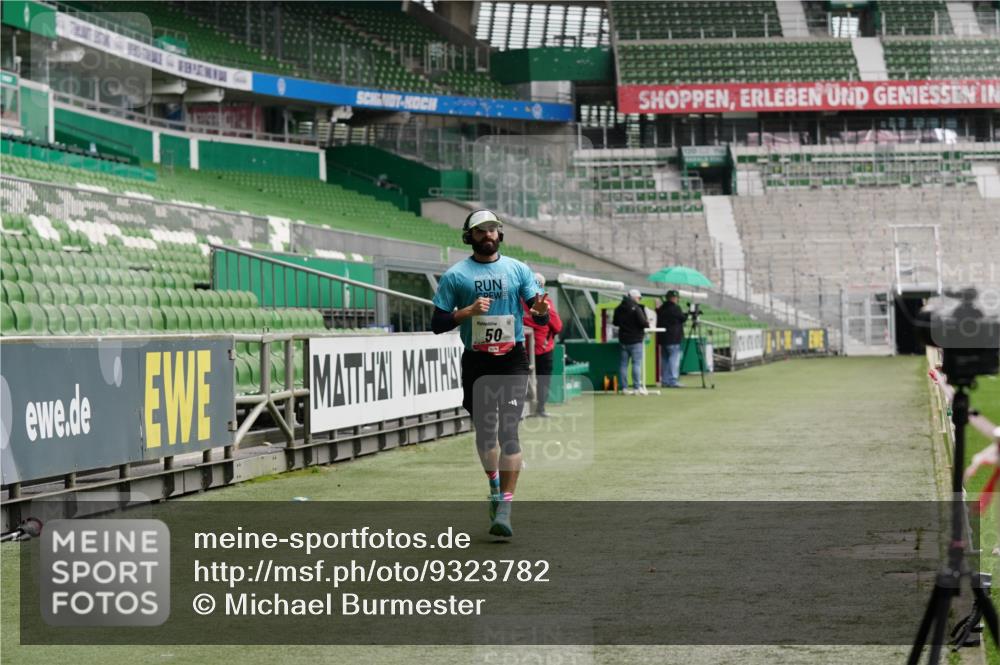 05.10.2025 - 20. swb-Marathon Bremen Michael Burmester http://msf.ph/oto/9323782 05.10.2025 12:10:04 Laufen im Stadion 50, 535, 784, 1083, 1493, 1730 meine-sportfotos.de