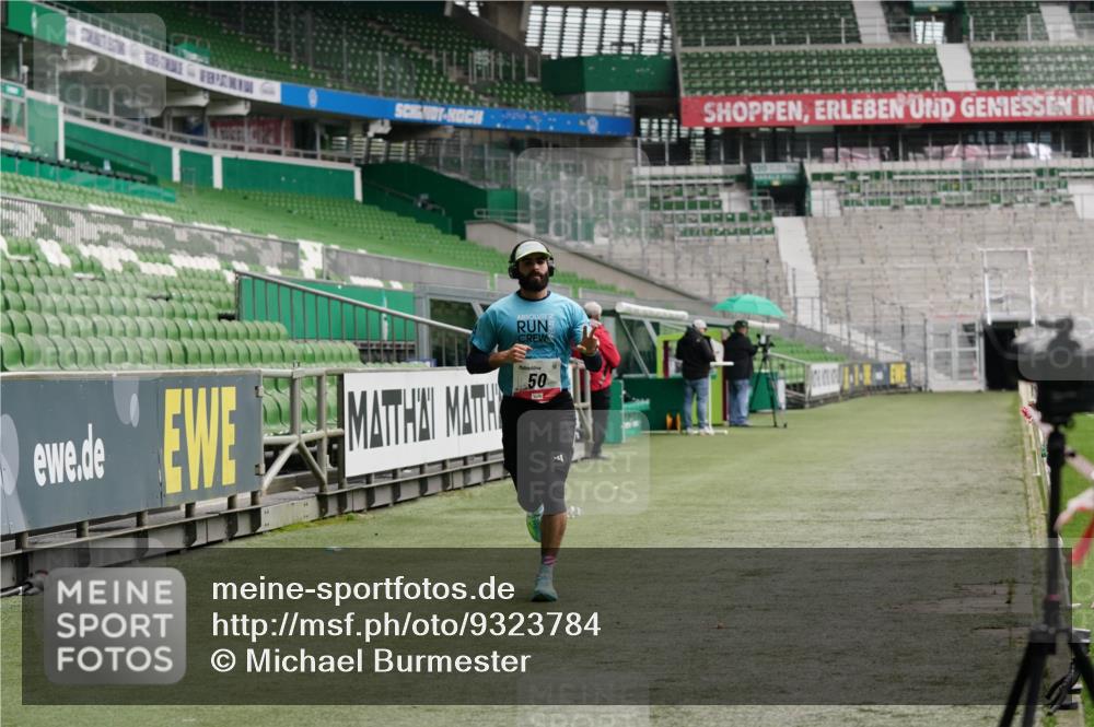 05.10.2025 - 20. swb-Marathon Bremen Michael Burmester http://msf.ph/oto/9323784 05.10.2025 12:10:04 Laufen im Stadion 50, 535, 784, 1083, 1493, 1730 meine-sportfotos.de