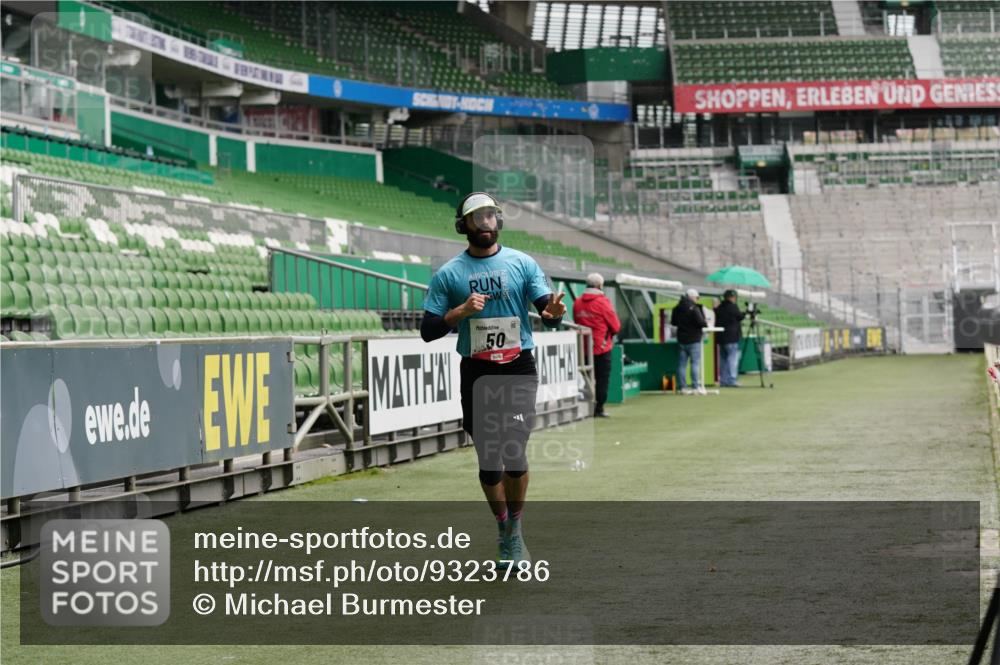 05.10.2025 - 20. swb-Marathon Bremen Michael Burmester http://msf.ph/oto/9323786 05.10.2025 12:10:04 Laufen im Stadion 50, 535, 784, 1083, 1493, 1730 meine-sportfotos.de