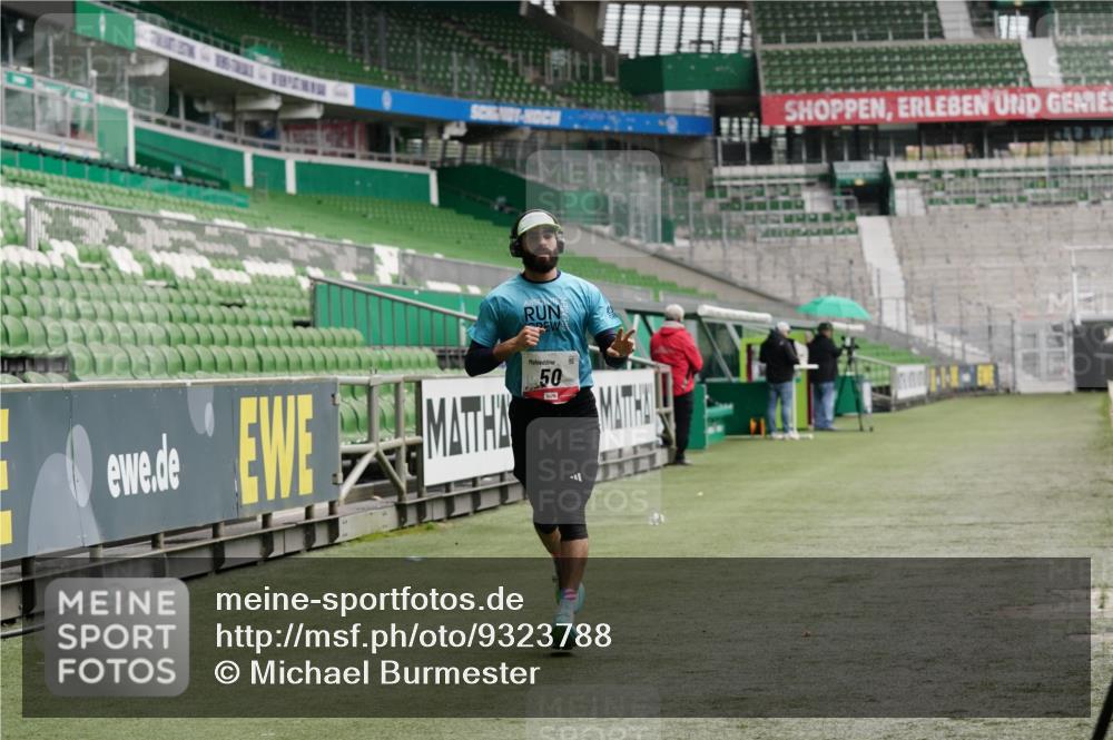 05.10.2025 - 20. swb-Marathon Bremen Michael Burmester http://msf.ph/oto/9323788 05.10.2025 12:10:05 Laufen im Stadion 50, 535, 784, 1083, 1493, 1730 meine-sportfotos.de