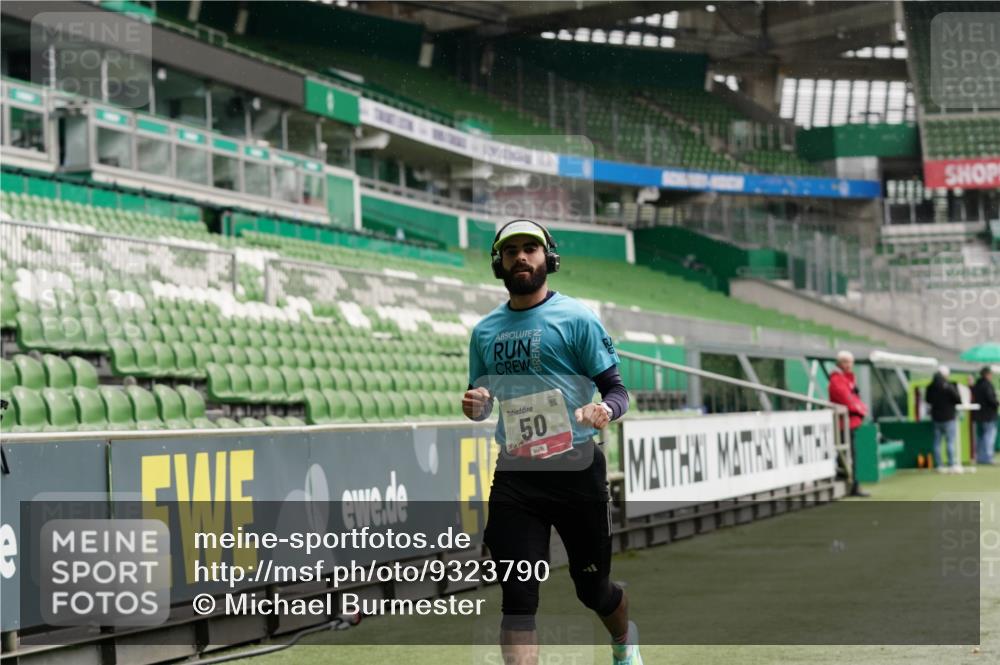 05.10.2025 - 20. swb-Marathon Bremen Michael Burmester http://msf.ph/oto/9323790 05.10.2025 12:10:06 Laufen im Stadion 50, 535, 784, 1083, 1493, 1730 meine-sportfotos.de