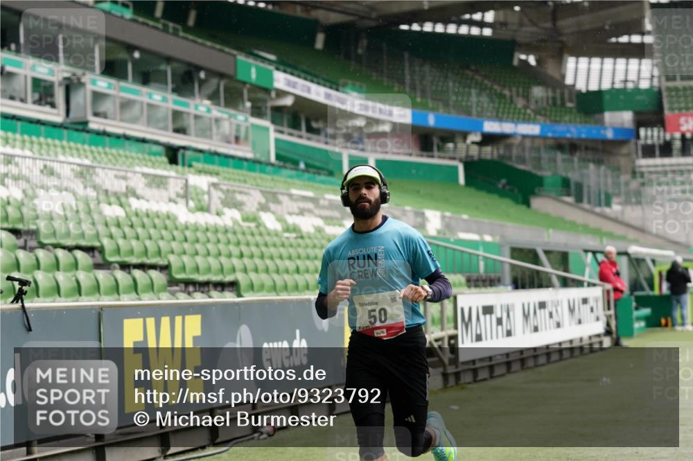 05.10.2025 - 20. swb-Marathon Bremen Michael Burmester http://msf.ph/oto/9323792 05.10.2025 12:10:06 Laufen im Stadion 50, 535, 784, 1083, 1493, 1730 meine-sportfotos.de