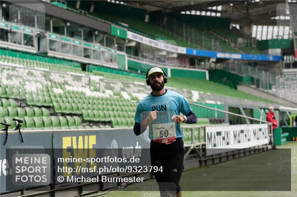 05.10.2025 - 20. swb-Marathon Bremen Michael Burmester http://msf.ph/oto/9323794 05.10.2025 12:10:06 Laufen im Stadion 50, 535, 784, 1083, 1493, 1730 meine-sportfotos.de
