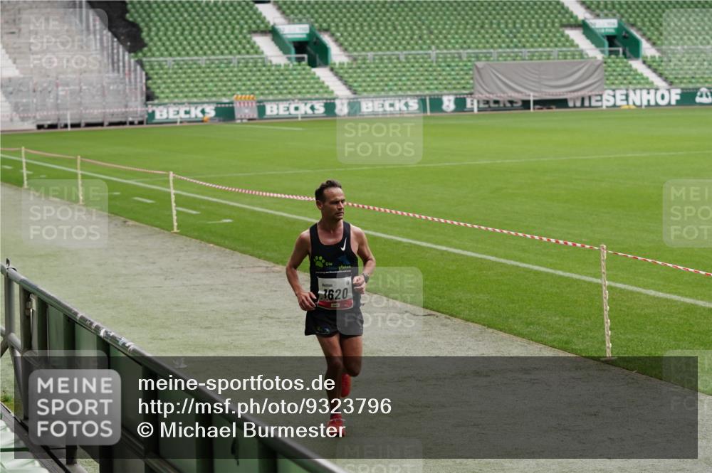 05.10.2025 - 20. swb-Marathon Bremen Michael Burmester http://msf.ph/oto/9323796 05.10.2025 12:10:39 Laufen im Stadion 50, 1620, 784, 1083 meine-sportfotos.de