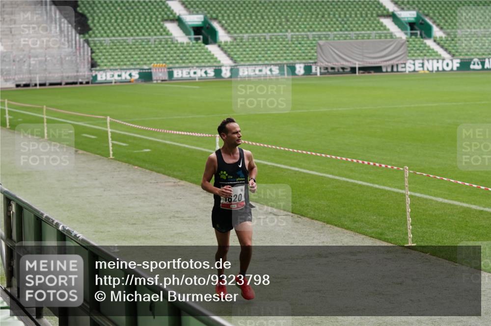 05.10.2025 - 20. swb-Marathon Bremen Michael Burmester http://msf.ph/oto/9323798 05.10.2025 12:10:39 Laufen im Stadion 50, 1620, 784, 1083 meine-sportfotos.de
