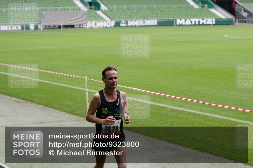 05.10.2025 - 20. swb-Marathon Bremen Michael Burmester http://msf.ph/oto/9323800 05.10.2025 12:10:41 Laufen im Stadion 50, 1620, 784 meine-sportfotos.de