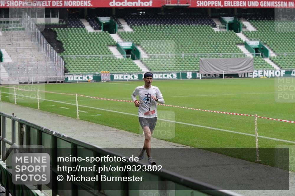 05.10.2025 - 20. swb-Marathon Bremen Michael Burmester http://msf.ph/oto/9323802 05.10.2025 12:11:28 Laufen im Stadion 1, 1620 meine-sportfotos.de